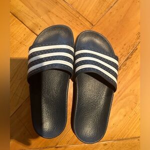 ADIDAS NAVY BLUE FLIPFLOPS // size: men’s 6 // condition:pre owned but good